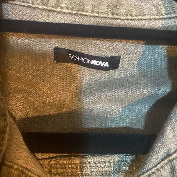 NWOT FashonNova Button down Chest Pockets Jacket Size Small - Picture 4 of 5